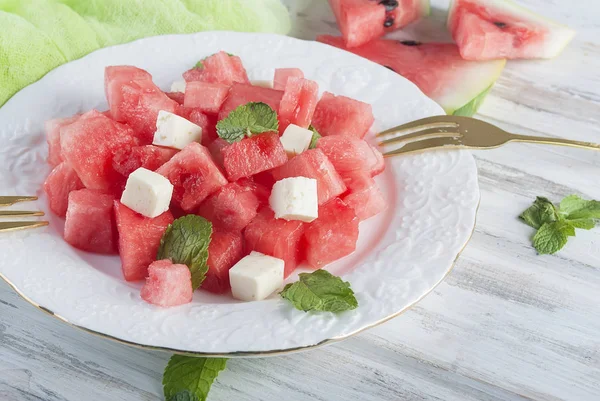 Karpuz ve suluguni nane ile salata