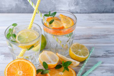 Cam buz ve nane taze ev yapımı limonata.