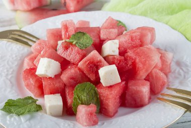 Karpuz ve suluguni nane ile salata