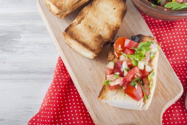 kruton domates ve yeşillik peynirli salata