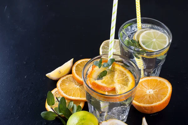 Cam buz ve nane taze ev yapımı limonata.