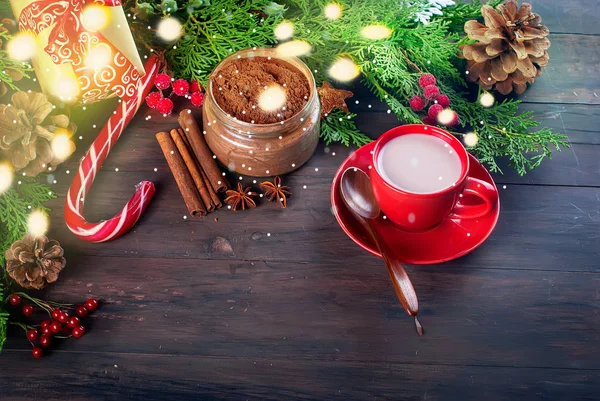 köknar koniler, koyu ahşap backgrou üzerinde kırmızı fincan kakao darbelere.