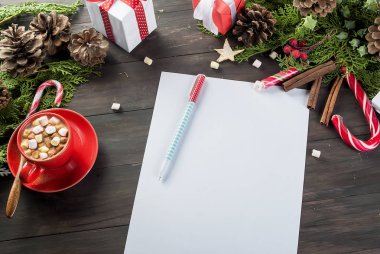 Küçük kız Noel Baba'ya mektup yazar 