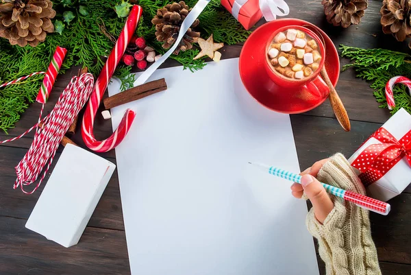 Küçük kız Noel Baba'ya mektup yazar 