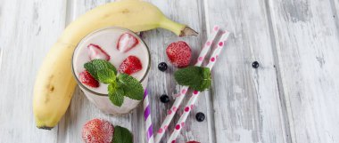 Berry smoothies çilek, muz gözlük ve ingredie