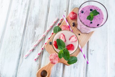 Berry smoothies çilek, muz ve yaban mersini cam