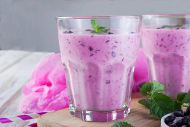 Yaban mersini ve gözlük ve malzemeler o muz smoothies