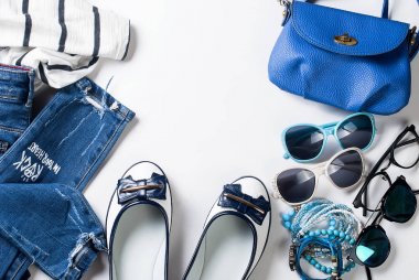 Kadınsı düz yatıyordu kümesi deniz tarzda giydirin