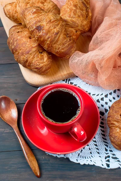 Tasse Kaffee und Croissants — Stockfoto