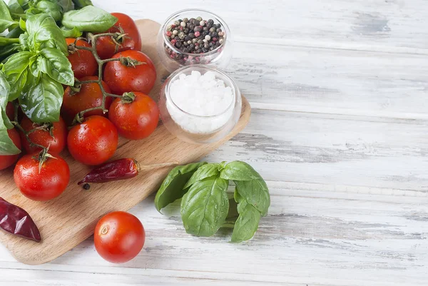 Tomates e molho de manjericão verde fresco em um fundo de madeira , — Fotografia de Stock