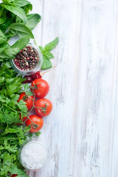 Tomaten en verse groene basilicum op een houten achtergrond stelletje, — Stockfoto