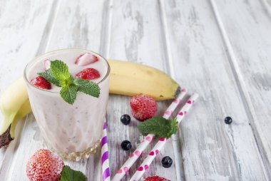 Berry smoothies çilek, muz gözlük ve ingredie