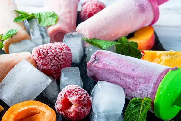 Домашнее мороженое из сезонных ягод — стоковое фото