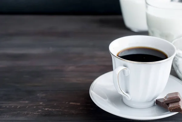 Ahşap bir masa üzerinde siyah kahve — Stok fotoğraf