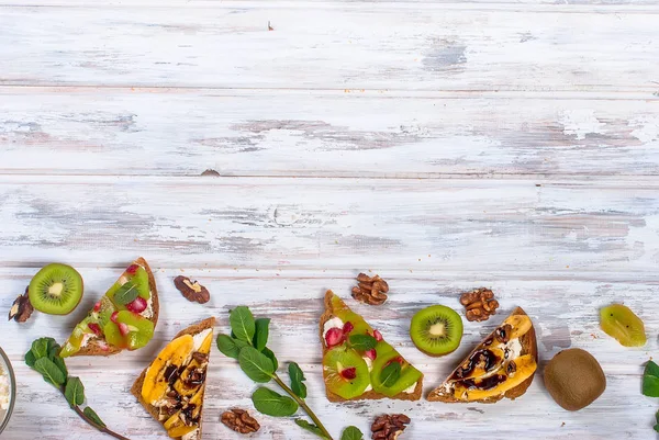 Lezzetli tatlı sandviç muz, fındık ve çikolata, kivi, s