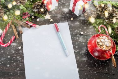 Küçük kız Noel Baba'ya mektup yazar 