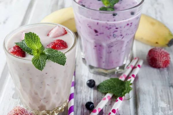 Berry smoothies of strawberries, banana and blueberries in glass — Stock Photo, Image