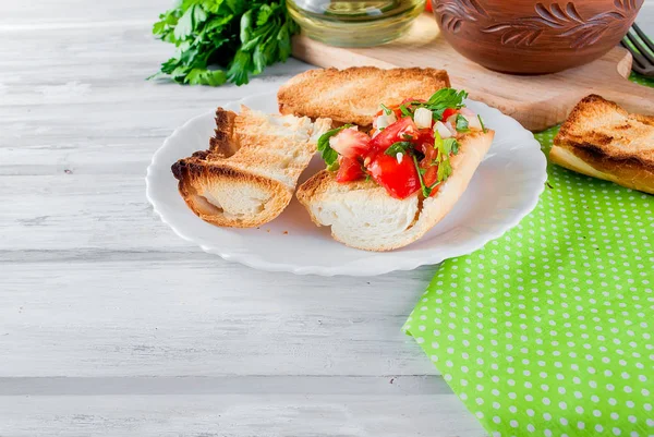 Croutons con una ensalada de tomate y queso con verduras —  Fotos de Stock