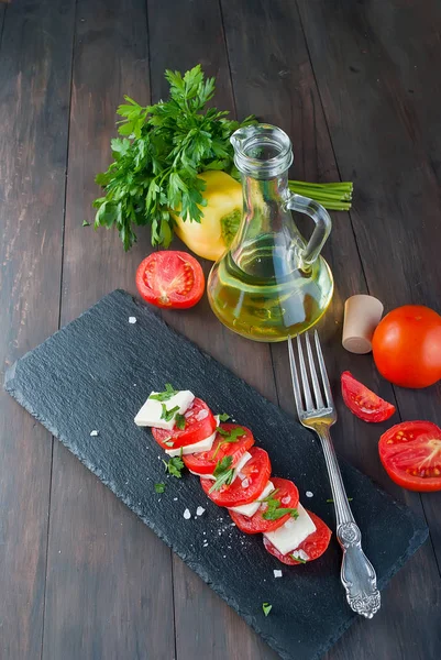 Caprese-Salat mit Weichkäse und Tomaten. — Stockfoto