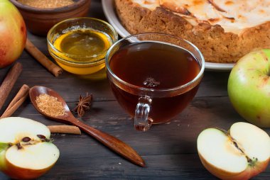 elmalı turta ve ahşap bir tabloda çay