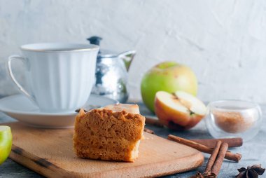 elmalı turta, çay ve bir masada elma