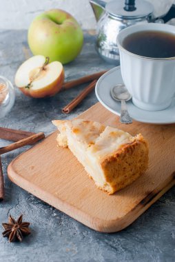 elmalı turta, çay ve bir masada elma