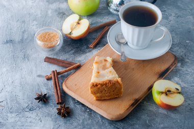 elmalı turta, çay ve bir masada elma