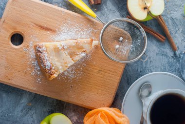 elmalı turta, çay ve bir masada elma