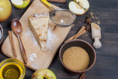 elmalı turta ve ahşap bir tabloda çay