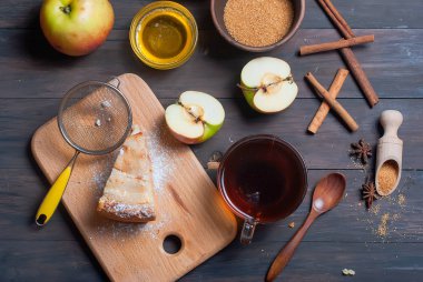 elmalı turta ve ahşap bir tabloda çay