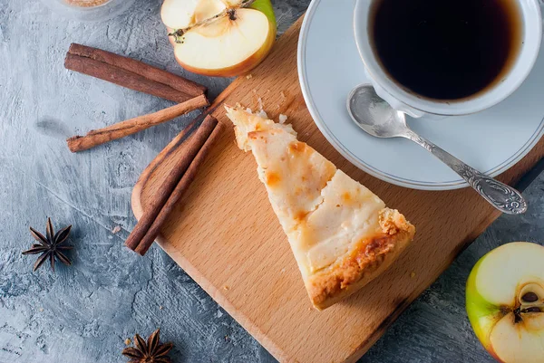 elmalı turta, çay ve bir masada elma