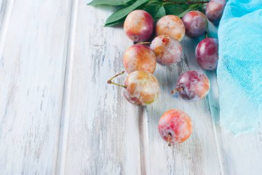 taze Erik ahşap bir masa üzerinde dağınık