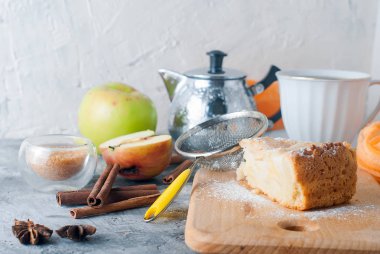 elmalı turta, çay ve bir masada elma
