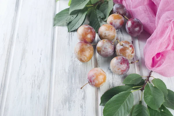 taze Erik ahşap bir masa üzerinde dağınık