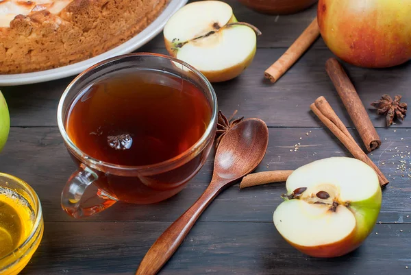 Apfelkuchen und Tee auf einem Holztisch — Stockfoto