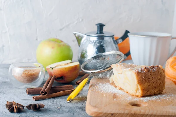 elmalı turta, çay ve bir masada elma