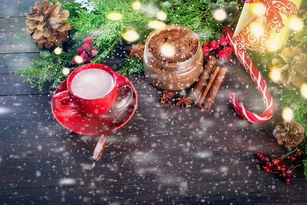 köknar koniler, koyu ahşap backgrou üzerinde kırmızı fincan kakao darbelere.