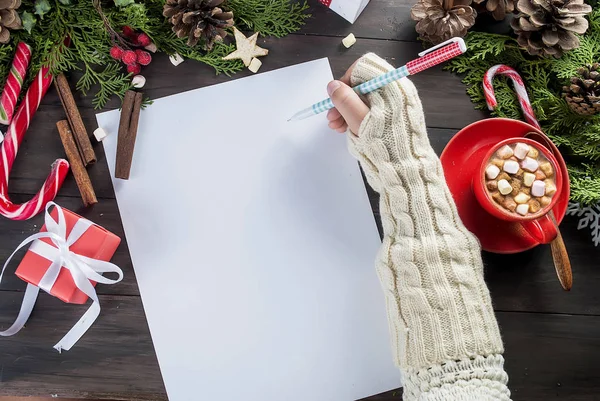 Küçük kız Noel Baba'ya mektup yazar 