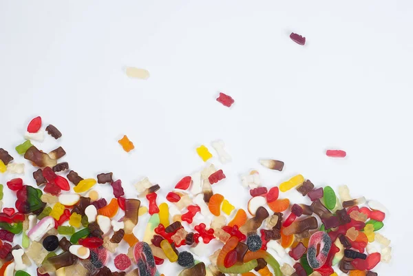Beyaz zemin üzerine lezzetli farklı jelly şeker 