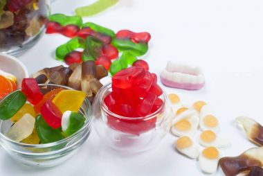 Beyaz zemin üzerine lezzetli farklı jelly şeker 