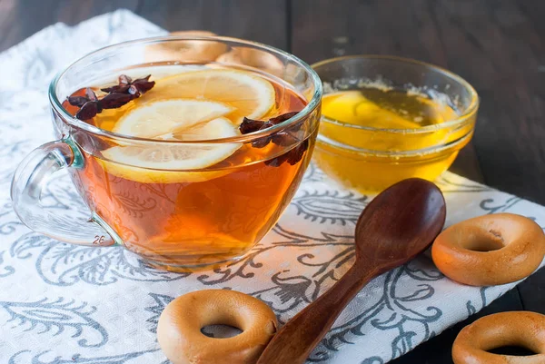 Fincan çay ve simit ahşap bir masa üzerinde.