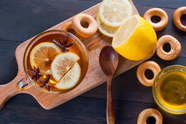 Fincan çay ve simit ahşap bir masa üzerinde.