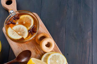 Fincan çay ve simit ahşap bir masa üzerinde.