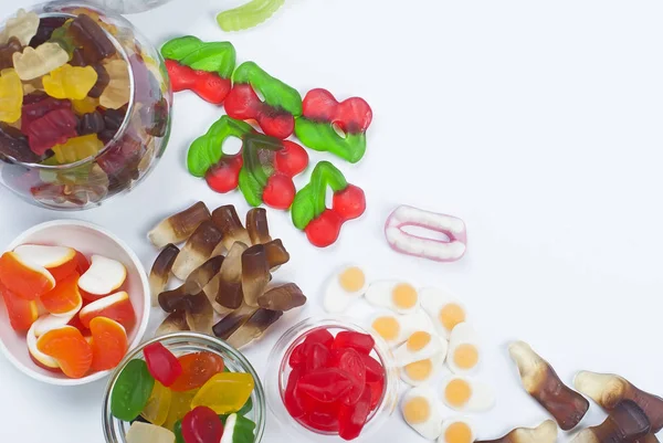 Beyaz zemin üzerine lezzetli farklı jelly şeker 
