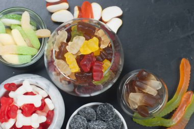 Siyah arka plan üzerine lezzetli farklı jelly şeker 