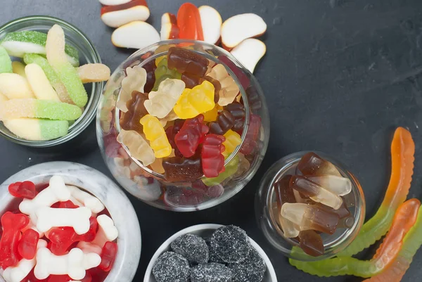 Siyah arka plan üzerine lezzetli farklı jelly şeker 