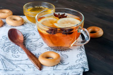 Fincan çay ve simit ahşap bir masa üzerinde.