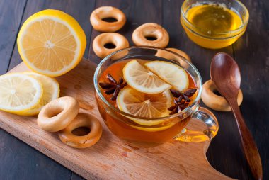 Fincan çay ve simit ahşap bir masa üzerinde.