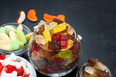 Siyah arka plan üzerine lezzetli farklı jelly şeker 