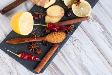 limon, zencefil, şeker ve baharat - baharatlı warmin için malzemeler